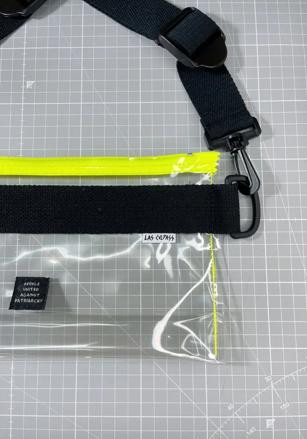 Bolso riñonera XXL de plástico reciclado. Hecho en Murcia. Cosido con rabia y cariño.
