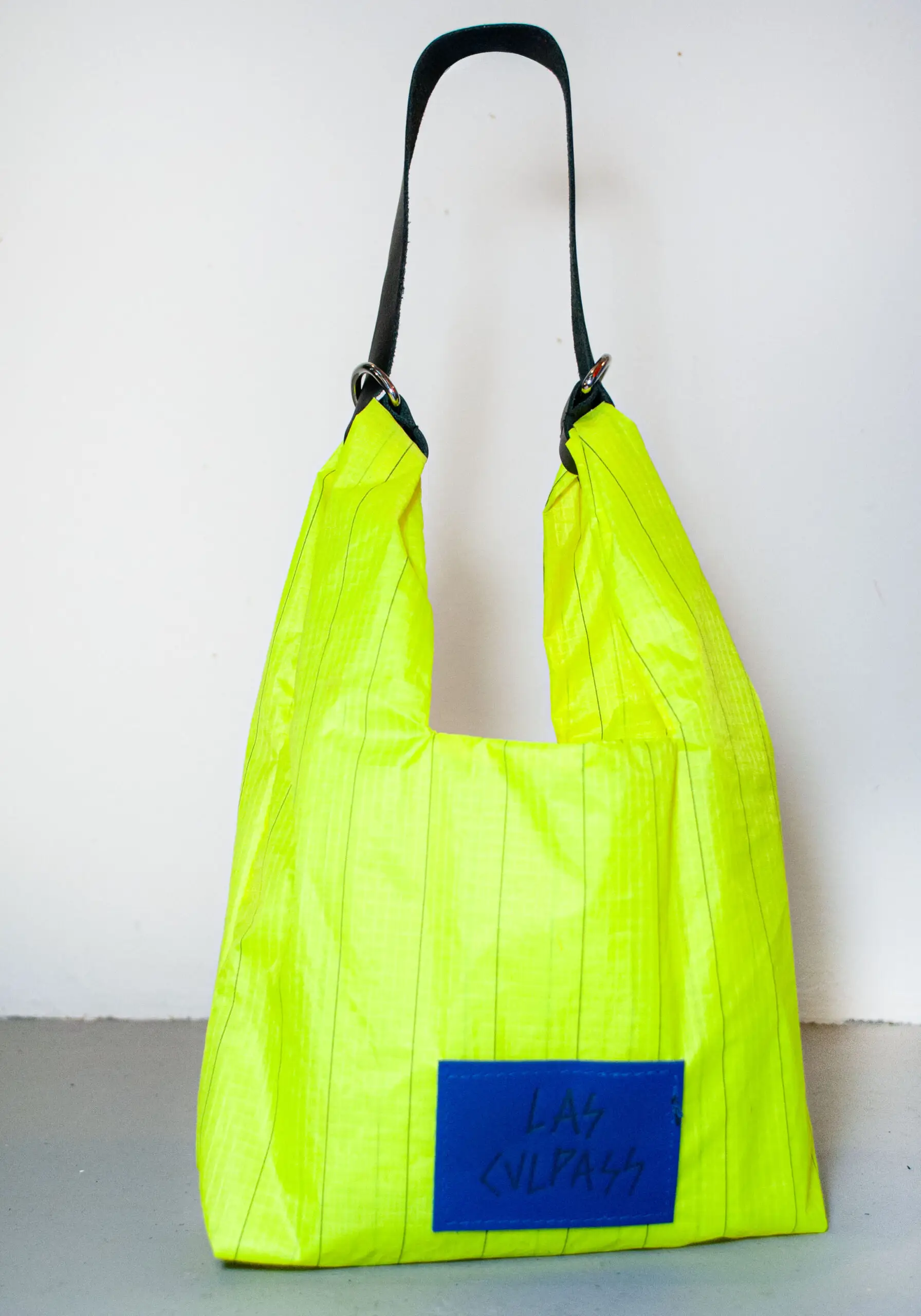 Bolsito impermeable reciclado a partir de reciclar el tejido de un parapente, hecho a mano en Murcia.