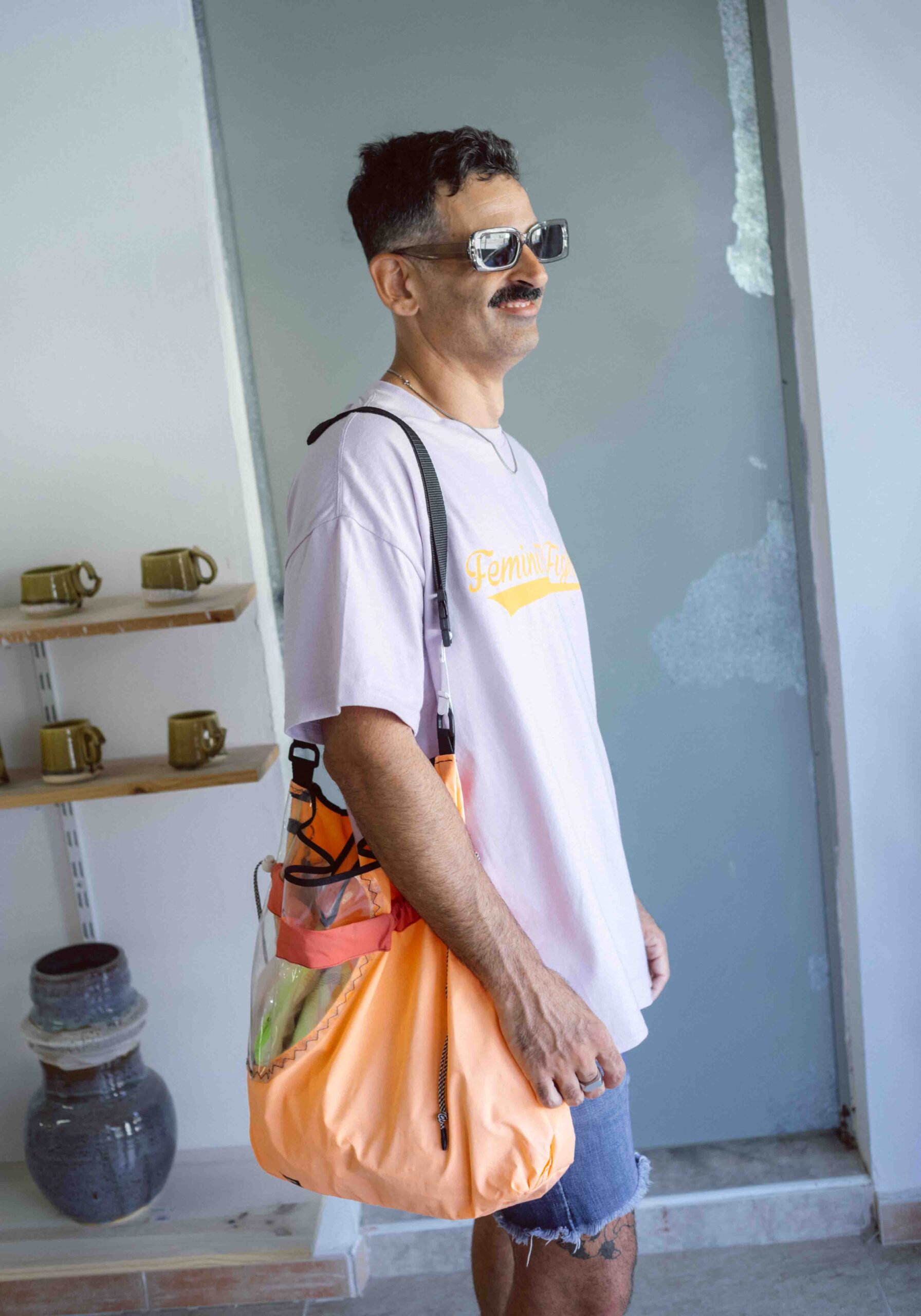 Bolso grande tipo capazo naranja flúor hecho con vela de windsurf reciclada impermeable y resistente para playa o uso diario