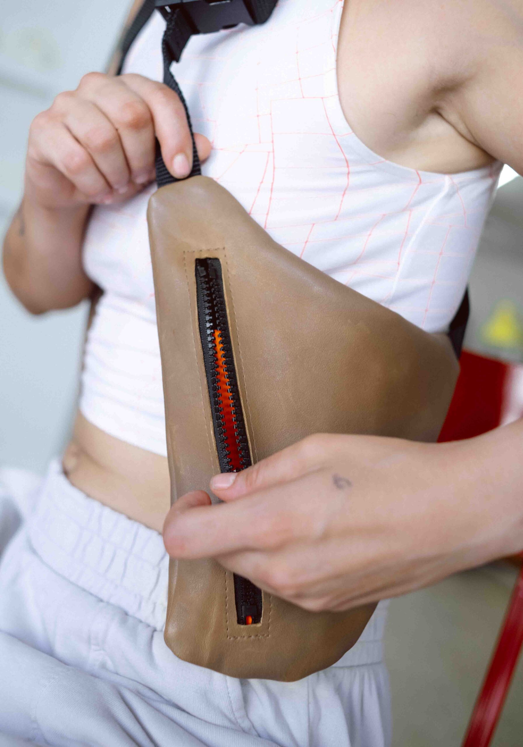 Pistolera táctica unisex tipo bolso cruzado multiposición estilo utility para festival o uso urbano