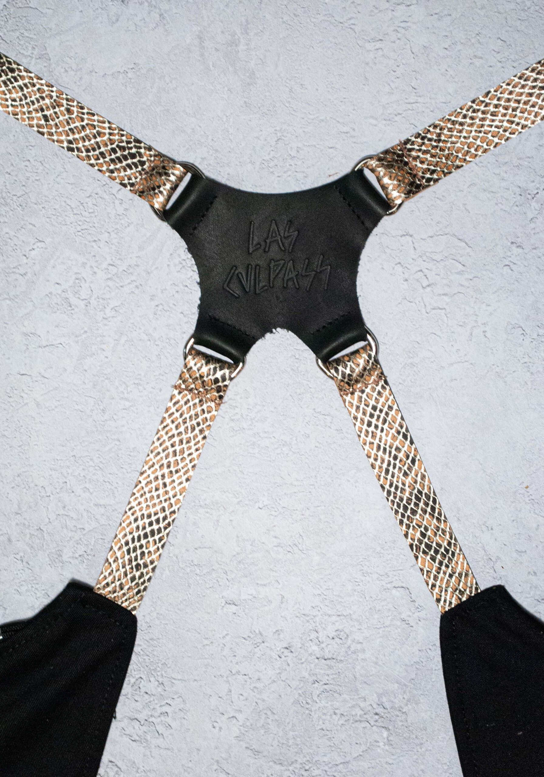 pistolera unisex artesanal negra con correas de cuero animal print de serpiente hecha en Murcia