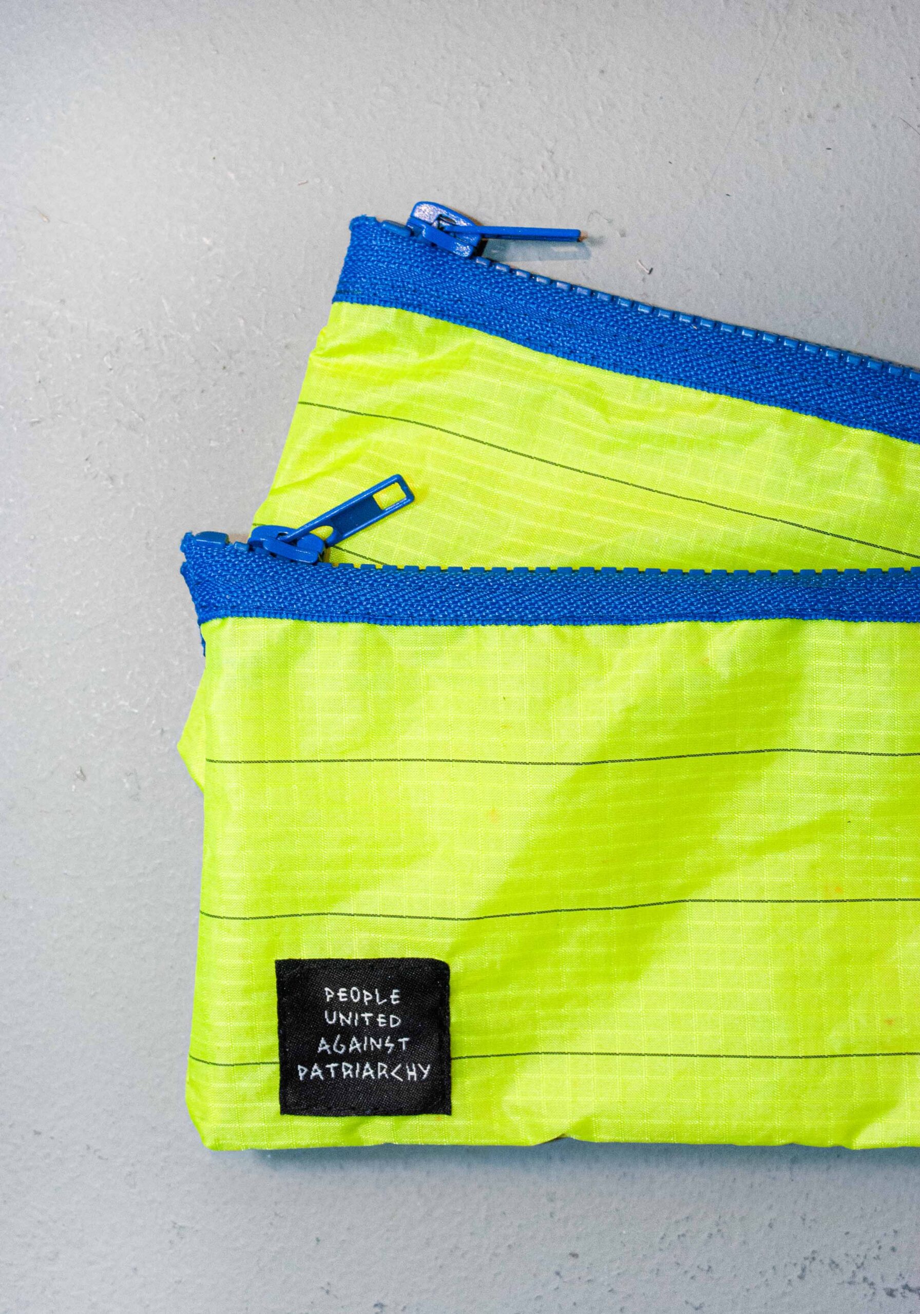 Estuche artesanal multiusos hecho a mano en Murcia por Las CulpaSS, pequeño neceser, funda de gafas y organizador sostenible