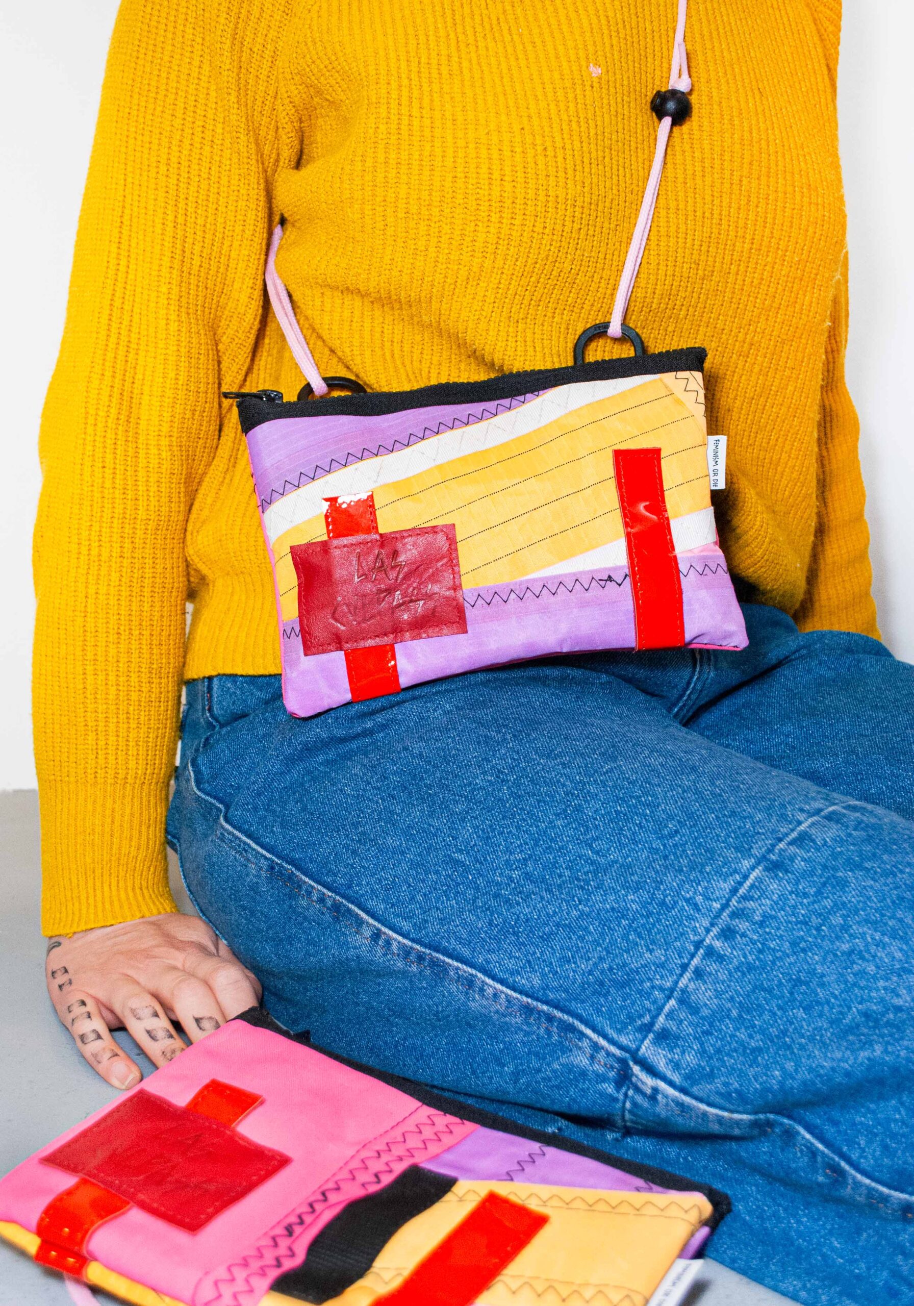 Bolso original hecho con vela de windsurf reciclada impermeable y resistente para uso diario