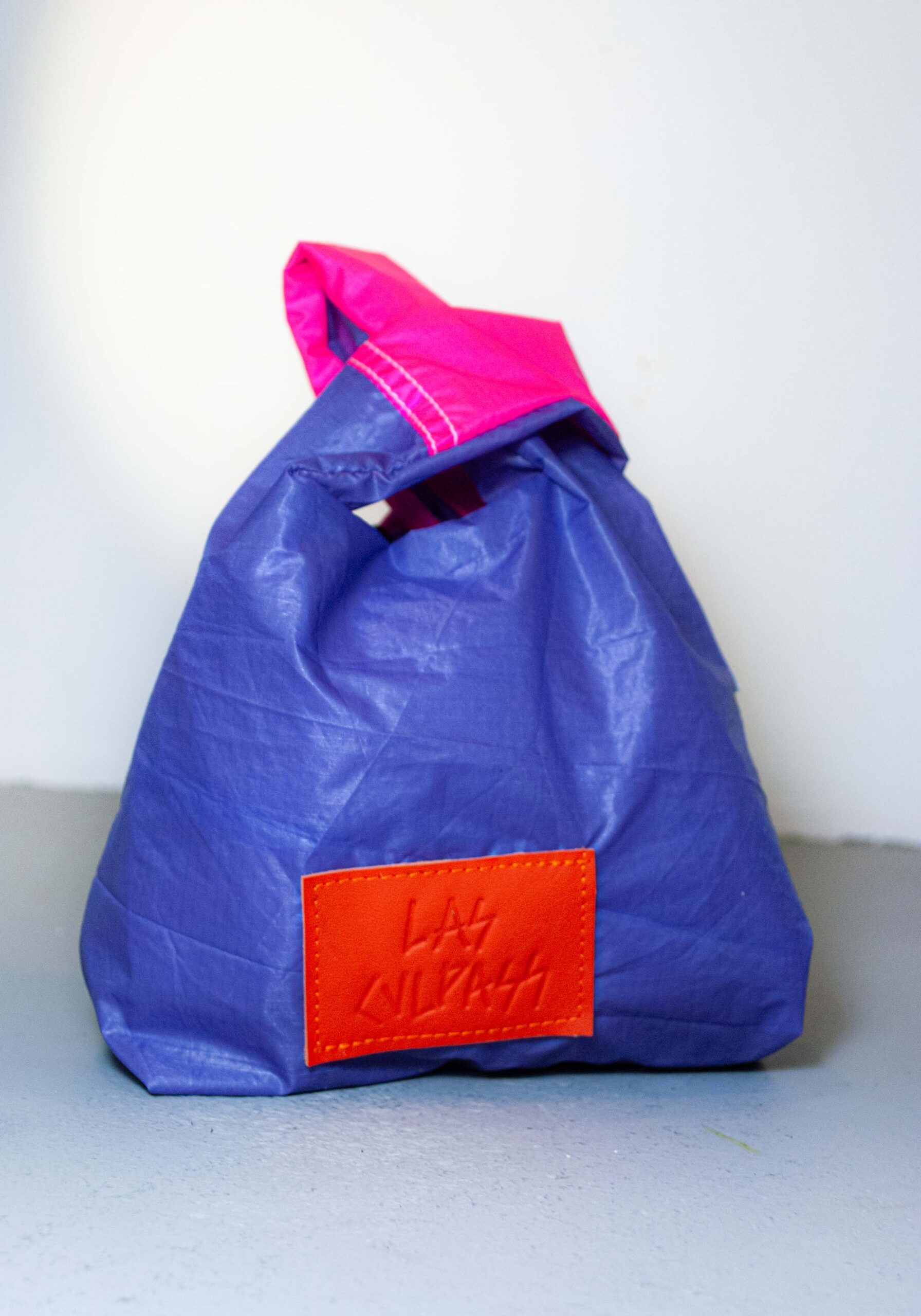 Bolsito impermeable reciclado a partir de reciclar el tejido de un paracaídas, hecho a mano en Murcia.