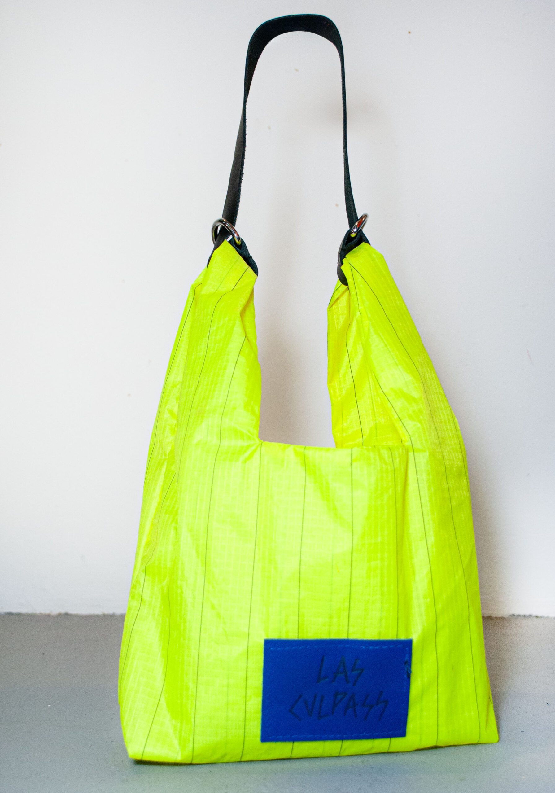 Bolsito impermeable reciclado a partir de reciclar el tejido de un parapente, hecho a mano en Murcia.