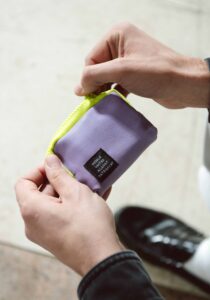 Carteras con doble apartado interior para tarjetas y dinero hechas con cuero reutilizado