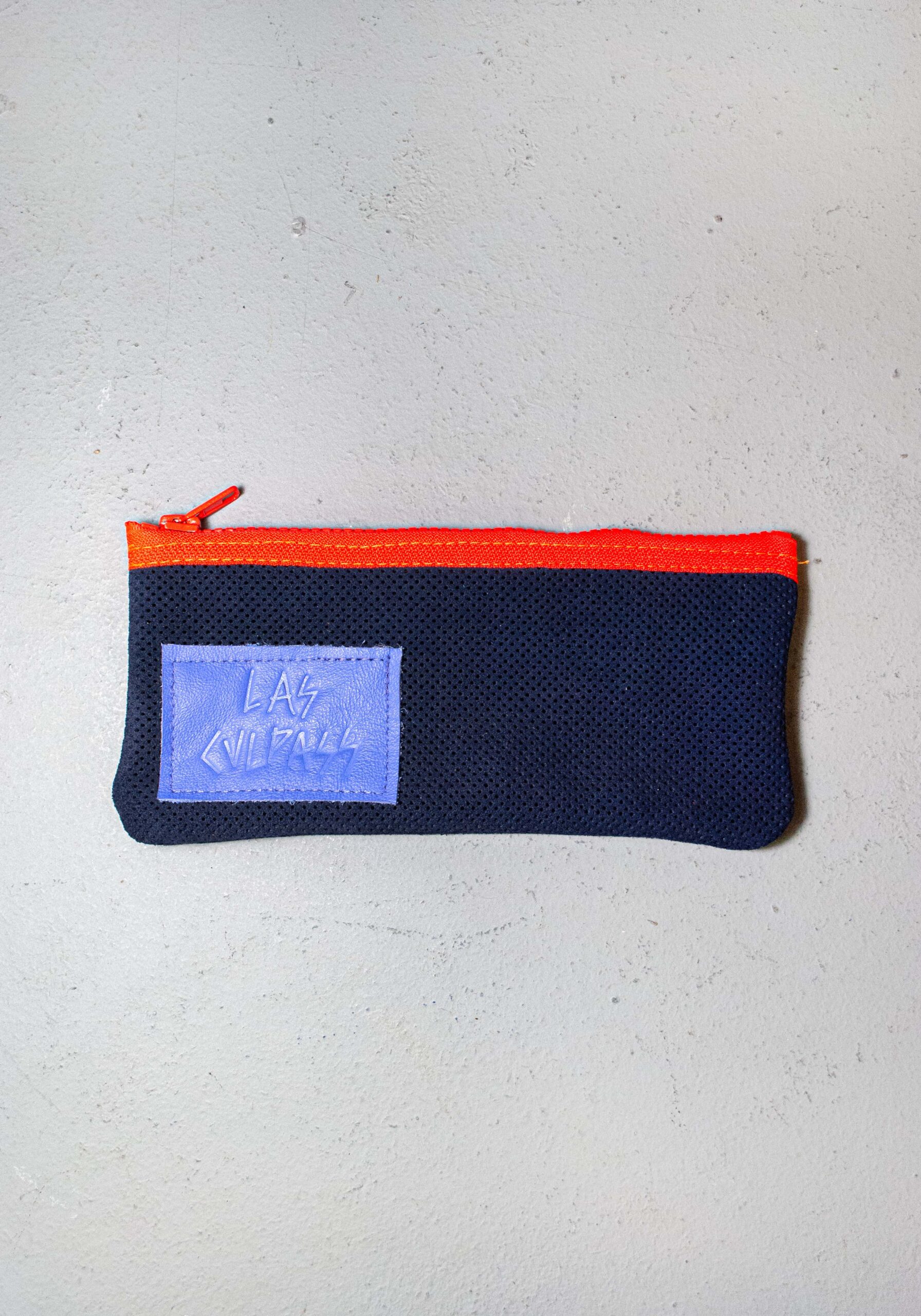 Estuche de cuero artesanal multiusos hecho a mano en Murcia por Las CulpaSS, pequeño neceser, funda de gafas y organizador sostenible