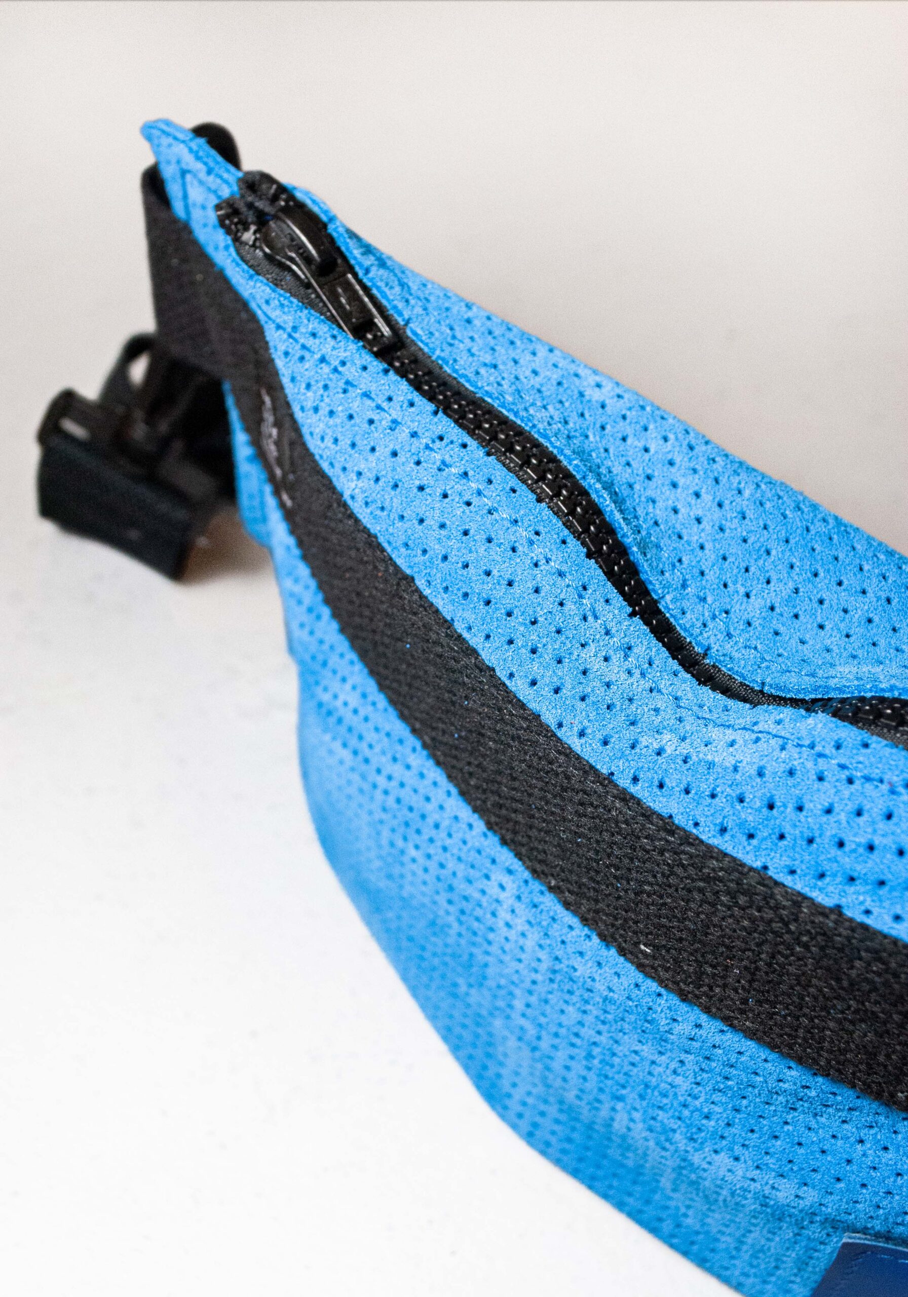 Riñonera cuadrada con fuelle diseño contemporáneo tipo bolso cruzado minimal para festival o viaje