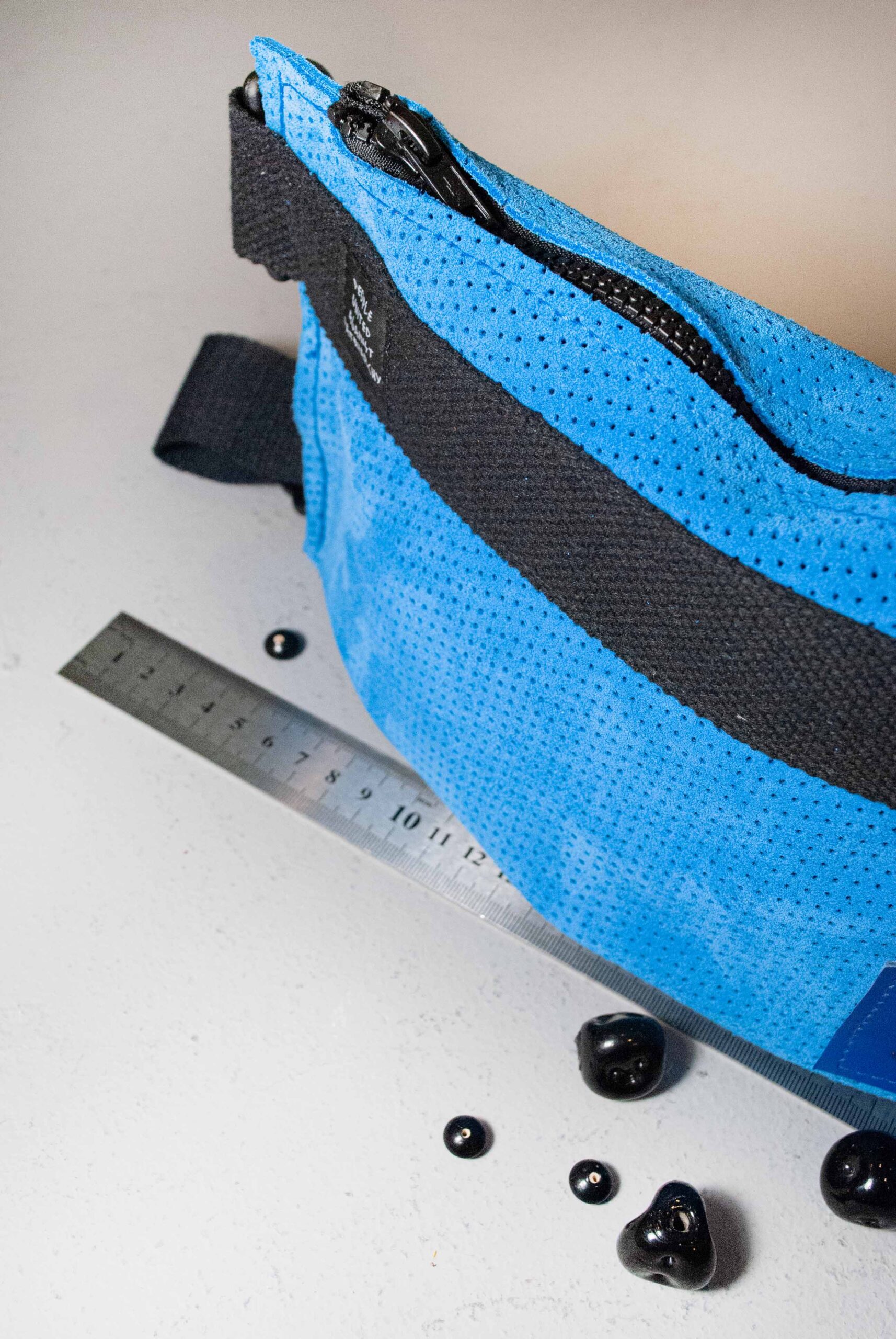 Riñonera cuadrada con fuelle diseño contemporáneo tipo bolso cruzado minimal para festival o viaje