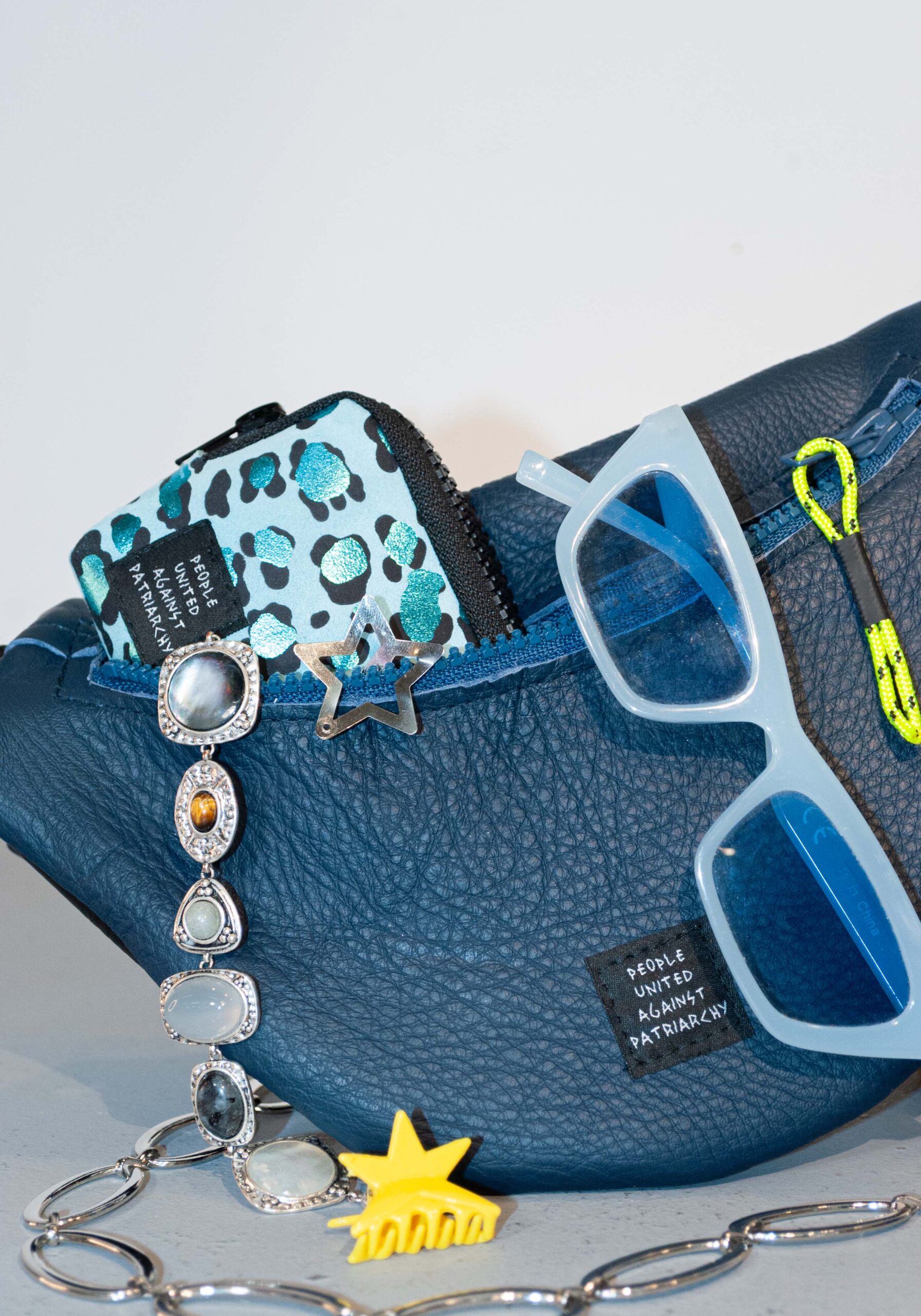 Riñonera de cuero azul unisex tipo bandolera cruzada para festival o viaje con cierre seguro