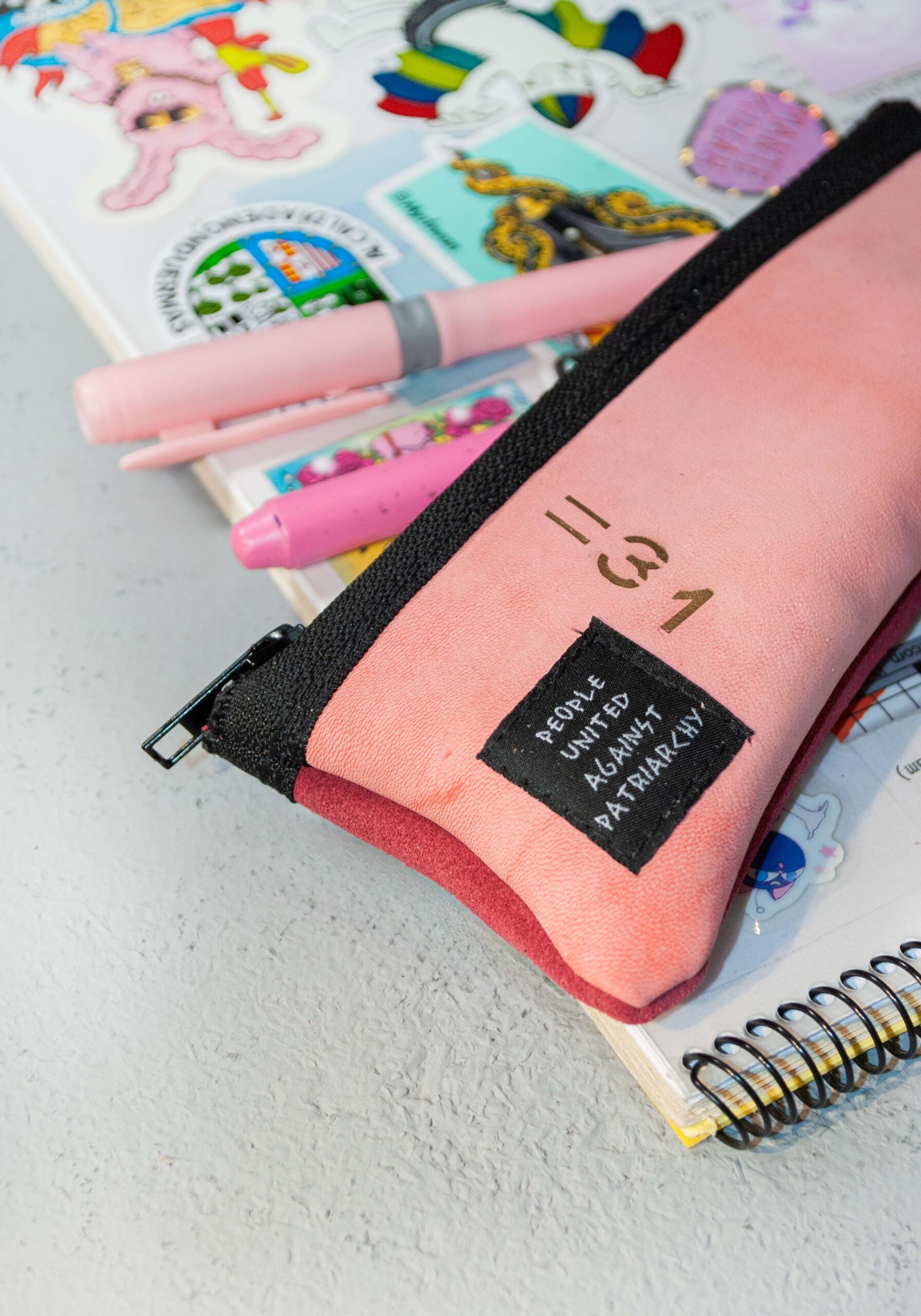 Estuche de cuero artesanal multiusos hecho a mano en Murcia por Las CulpaSS, pequeño neceser, funda de gafas y organizador sostenible