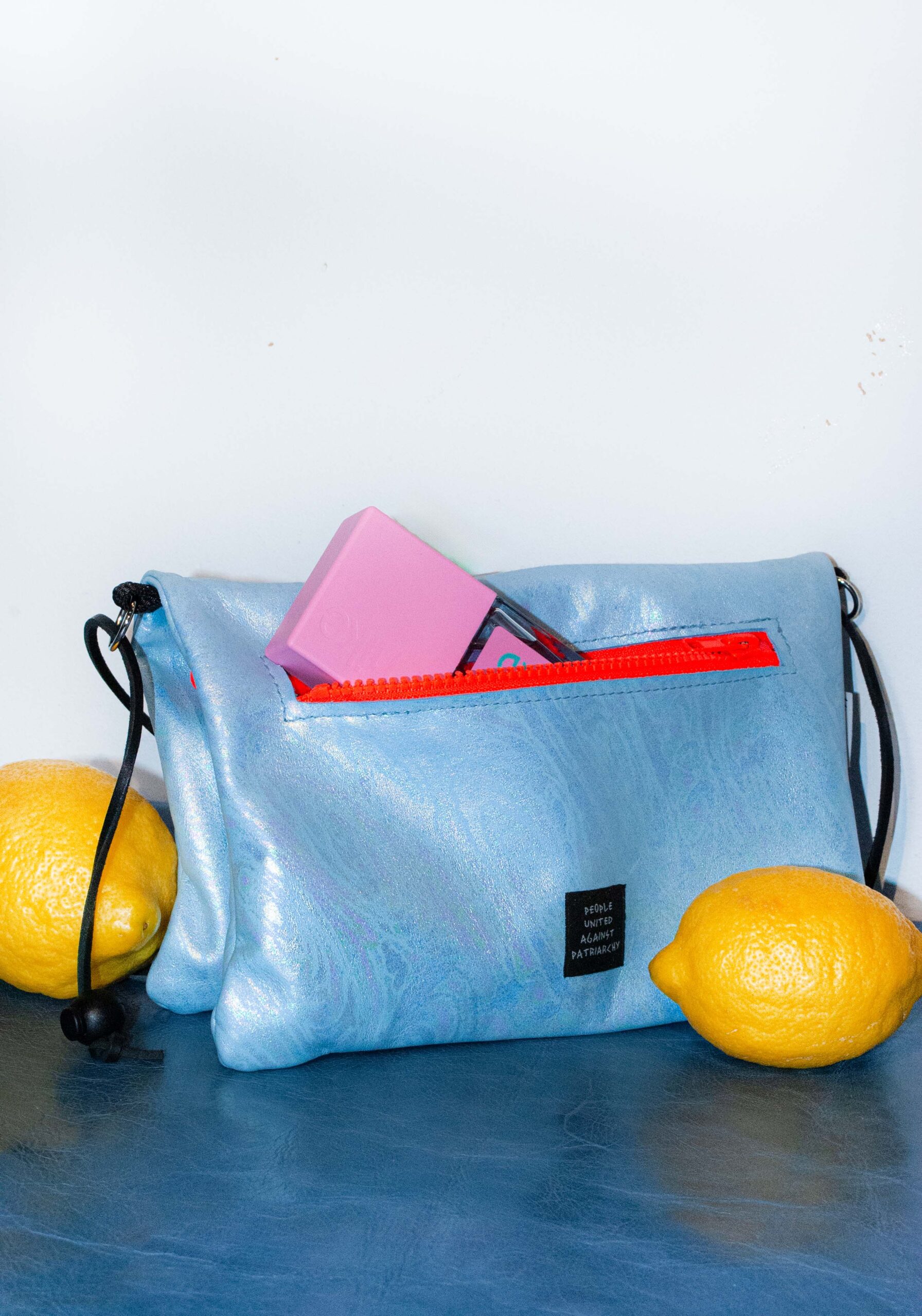 Bolso bandolera upcycling hecho con cuero reciclado, estilo riñonera y cruzado