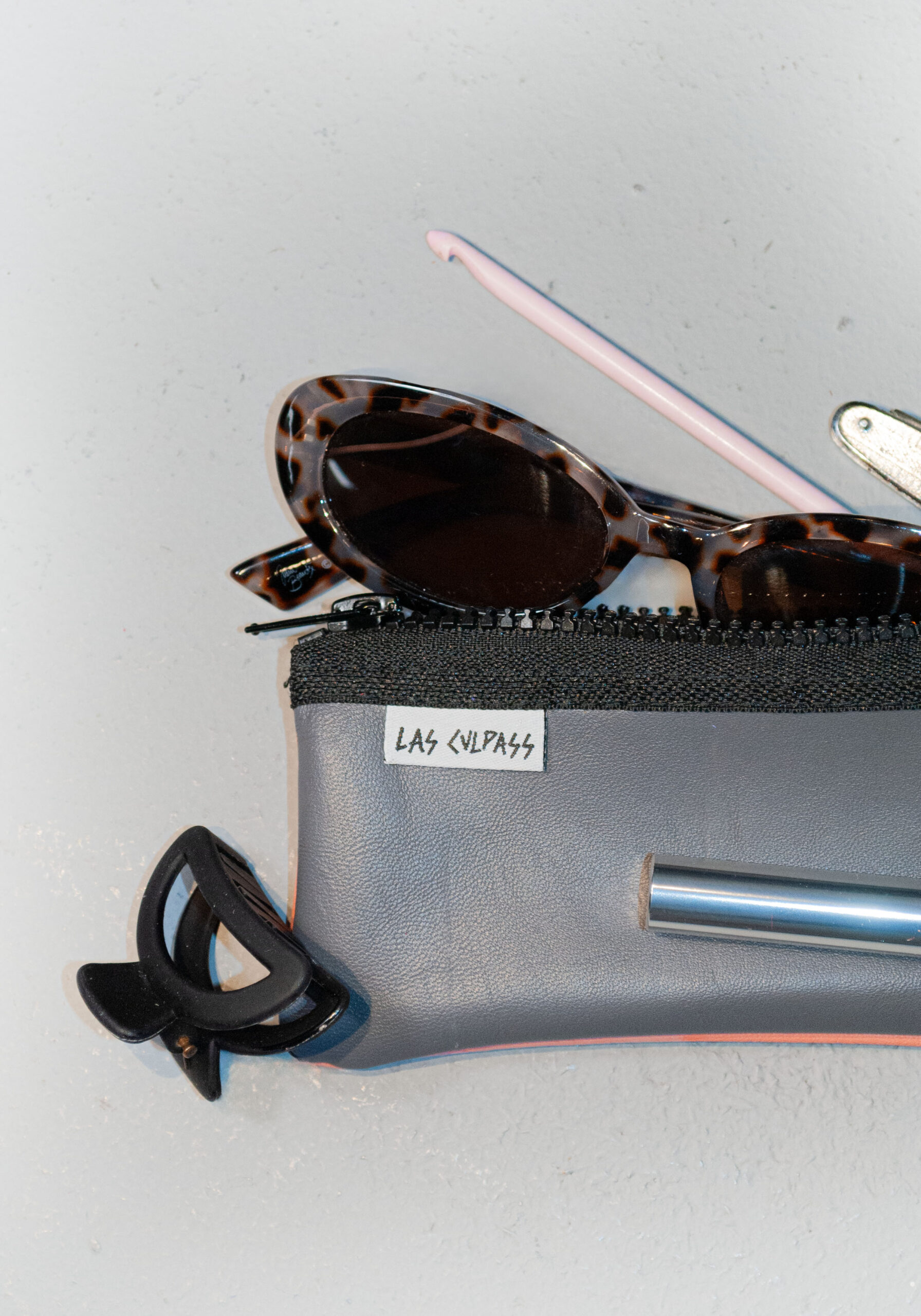 Estuche de cuero artesanal multiusos hecho a mano en Murcia por Las CulpaSS, pequeño neceser, funda de gafas y organizador sostenible
