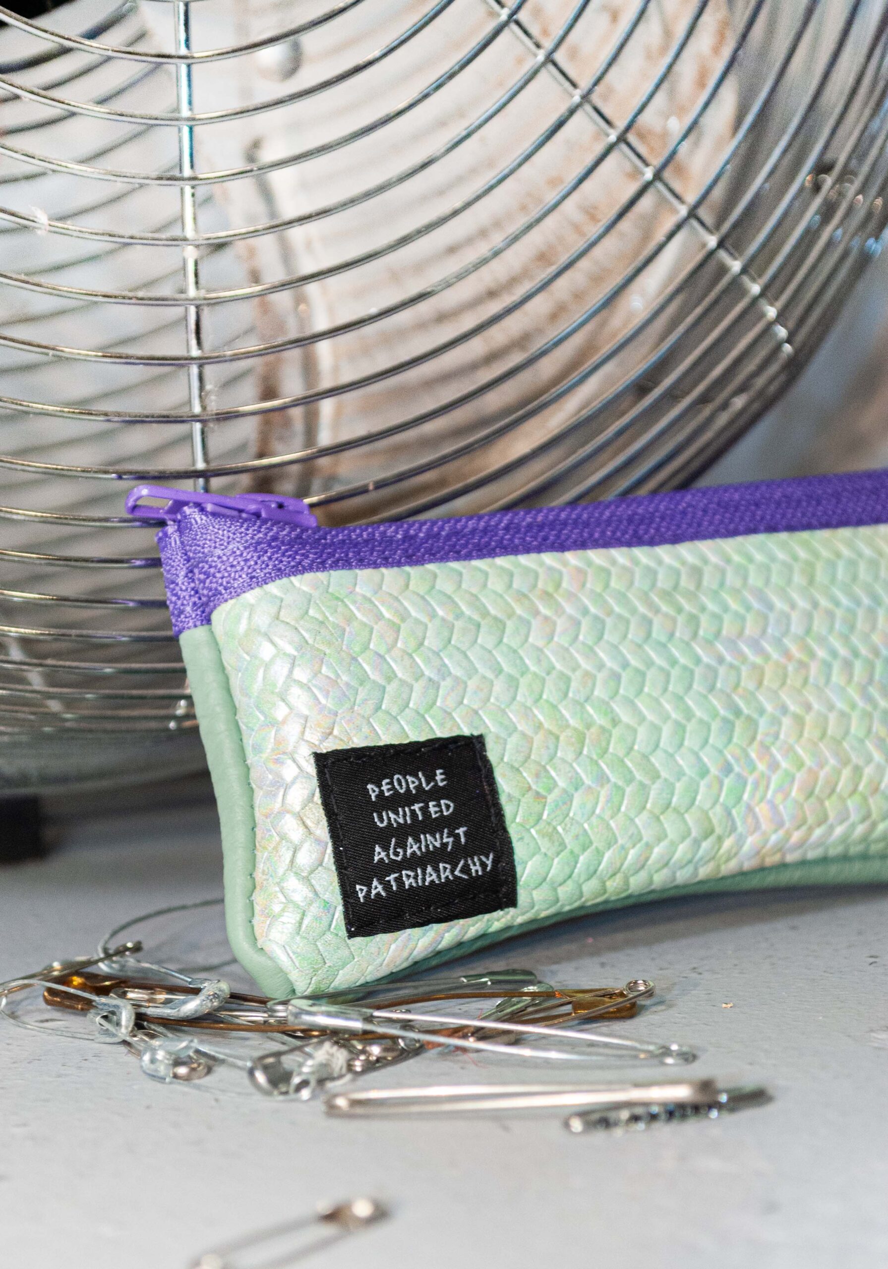 Estuche de cuero artesanal multiusos hecho a mano en Murcia por Las CulpaSS, pequeño neceser, funda de gafas y organizador sostenible