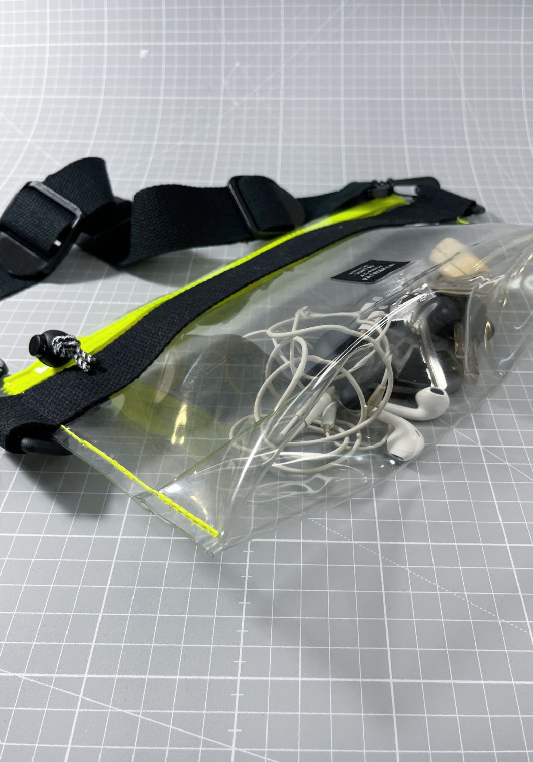 Bolso riñonera XXL de plástico reciclado. Hecho en Murcia. Cosido con rabia y cariño.