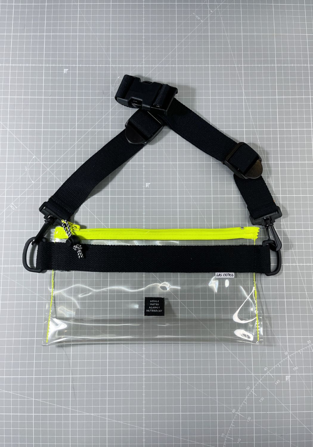 Bolso riñonera XXL de plástico reciclado. Hecho en Murcia. Cosido con rabia y cariño.