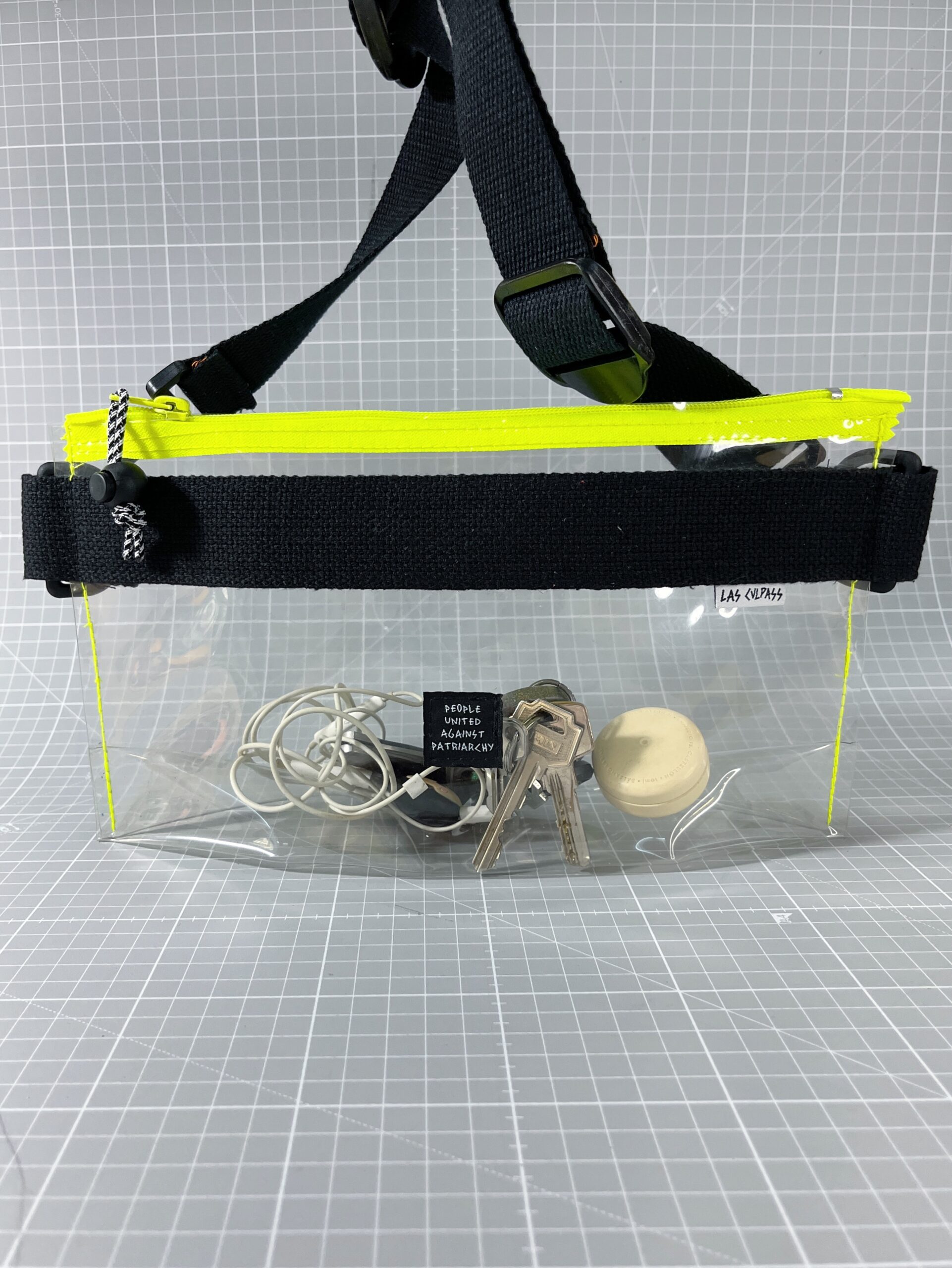 Bolso riñonera XXL de plástico reciclado. Hecho en Murcia. Cosido con rabia y cariño.