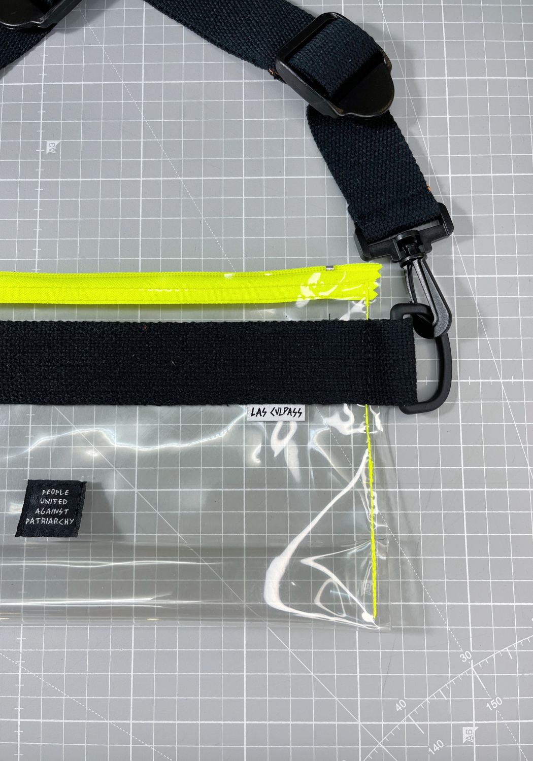 Bolso riñonera XXL de plástico reciclado. Hecho en Murcia. Cosido con rabia y cariño.