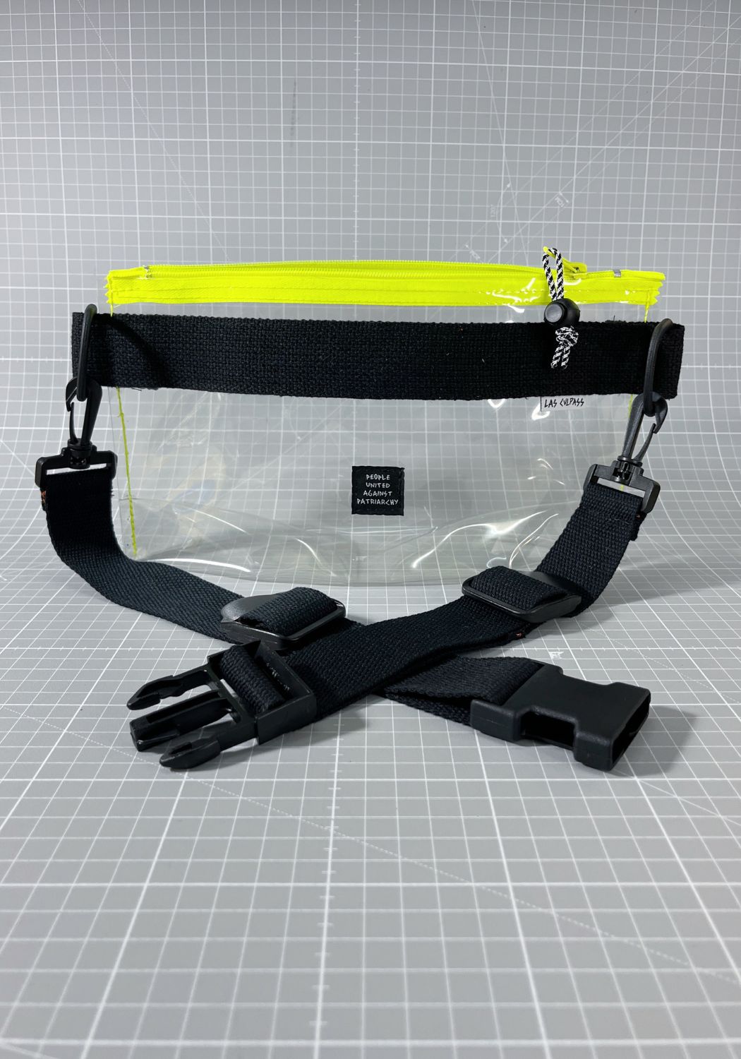 Bolso riñonera XXL de plástico reciclado. Hecho en Murcia. Cosido con rabia y cariño.