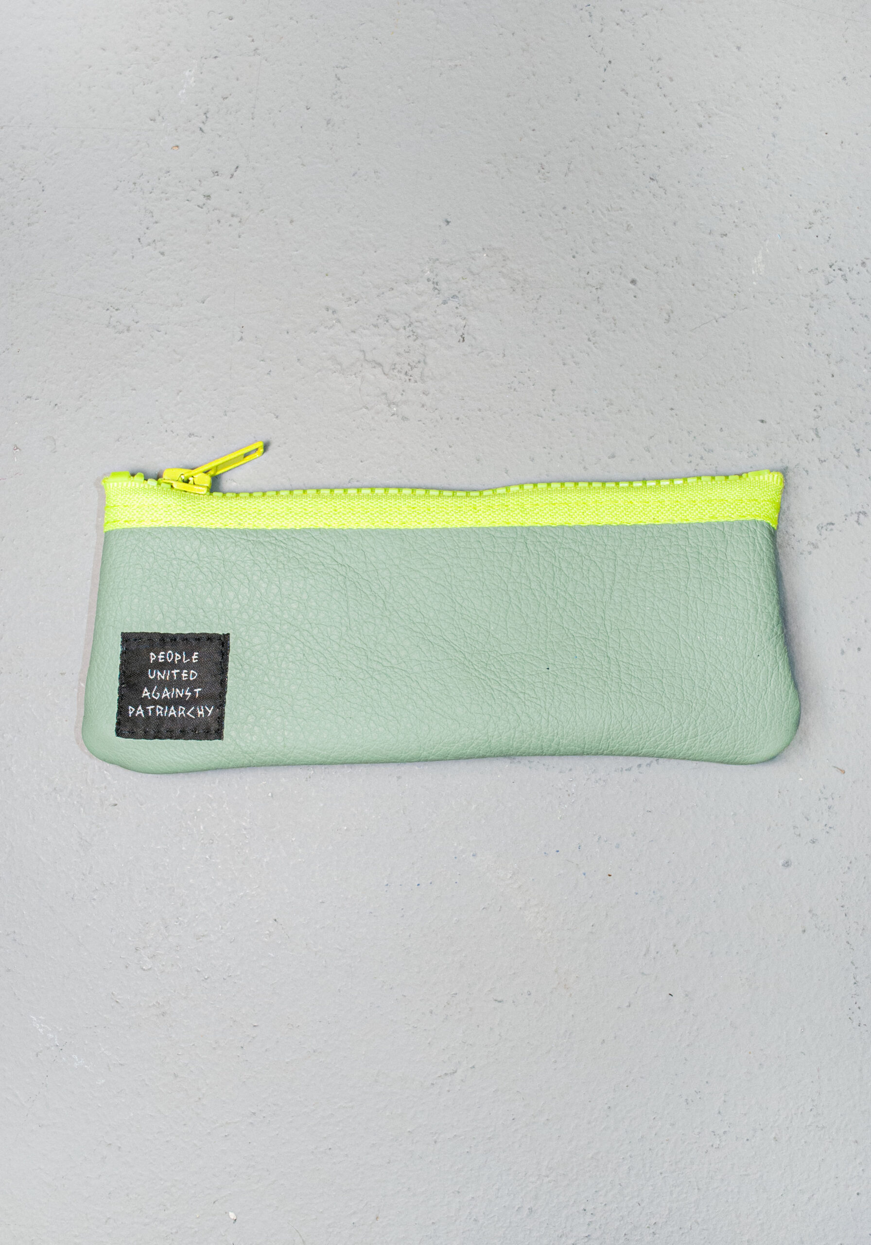 Estuche de cuero artesanal multiusos hecho a mano en Murcia por Las CulpaSS, pequeño neceser, funda de gafas y organizador sostenible